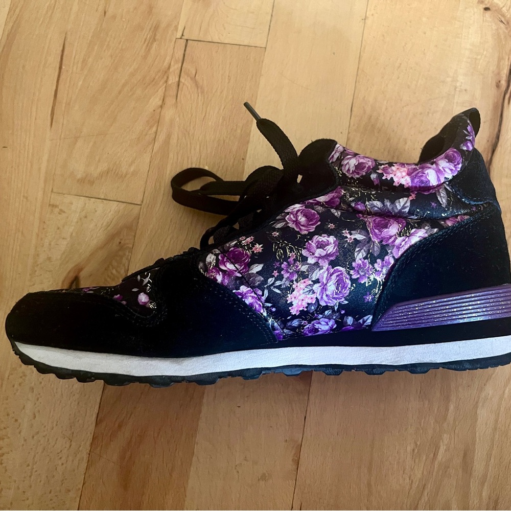 “Hollywood Rose” high-top purple sneakers with hidden wedge